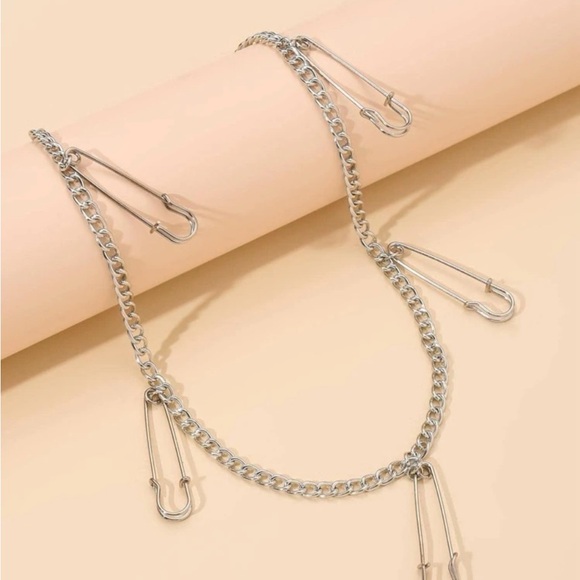 AWESOME SAFETY PIN CHAIN!! CAN BE WORN MANY WAYS EVEN AS NECKLACE OR ACCESSORY🤩 - Picture 2 of 5